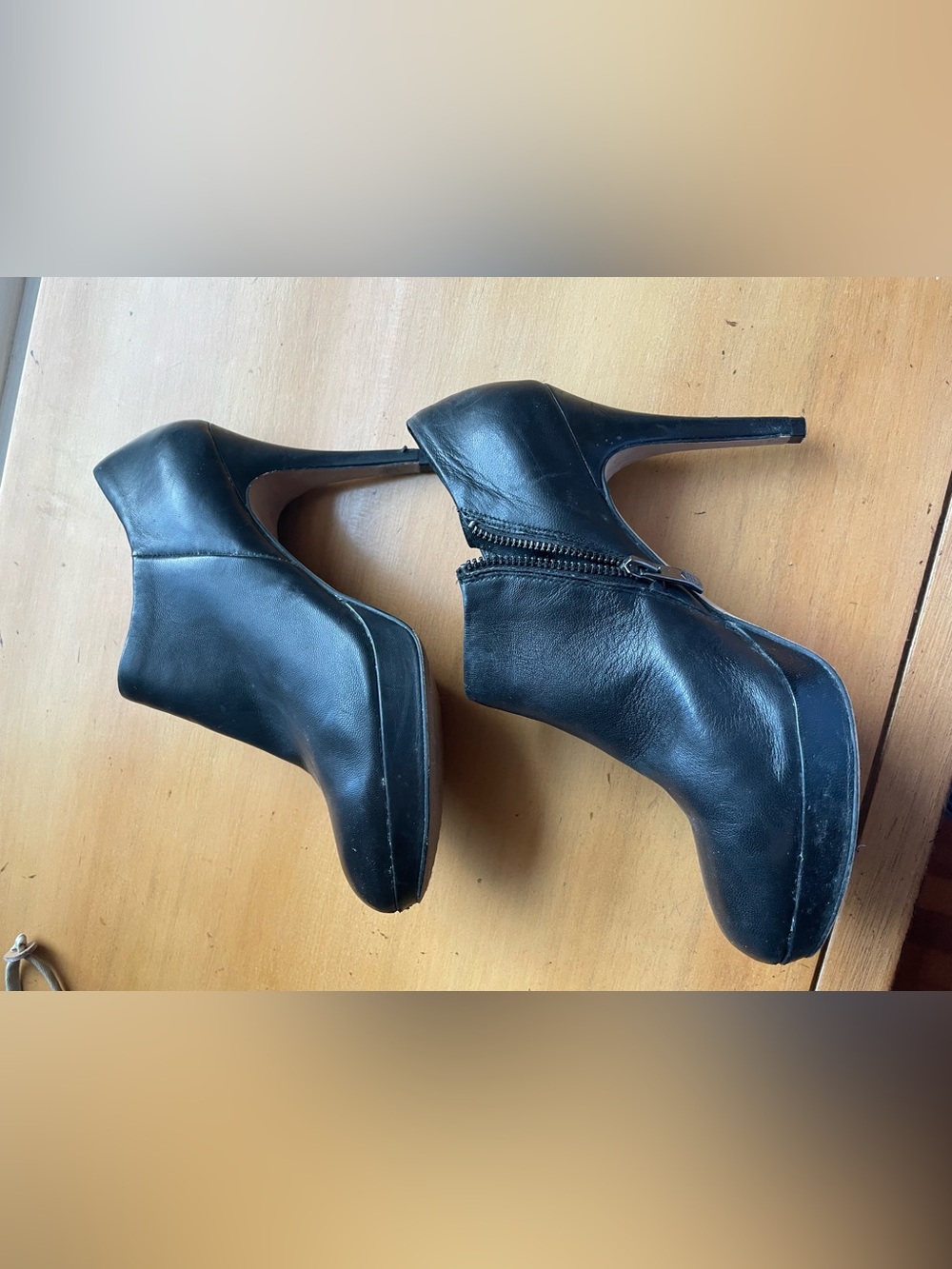 Vince Camuto Elvin 8.5 Black Leather Platform Ankle Booties with Side Zip